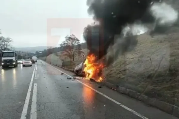 VIDEO | Mașină mistuită de flăcări după un accident grav în Iași