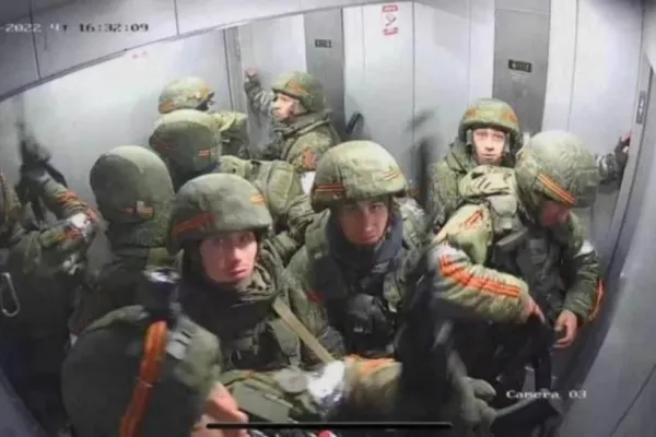 Marea armată a lui Putin, moment penibil. Soldați ruși blocați în lift în timp ce încercau să pună stăpânire pe o clădire