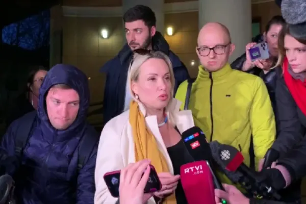 VIDEO Jurnalista care l-a sfidat pe Putin, judecată în regim de urgență. Ce pedeapsă a primit
