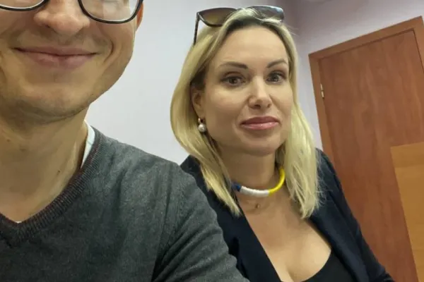 Jurnalista care l-a sfidat pe Putin a fugit din Rusia împreună cu fiica sa. Ce spune avocatul Marinei Ovsiannikova