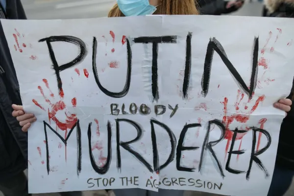 Sute de oameni protestează, la București, împotriva războiului din Ucraina