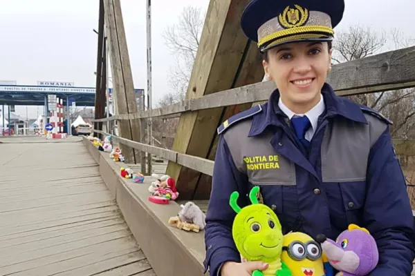 FOTO | Podul istoric care face legătura dintre România și Ucraina a devenit un „pod al jucăriilor”