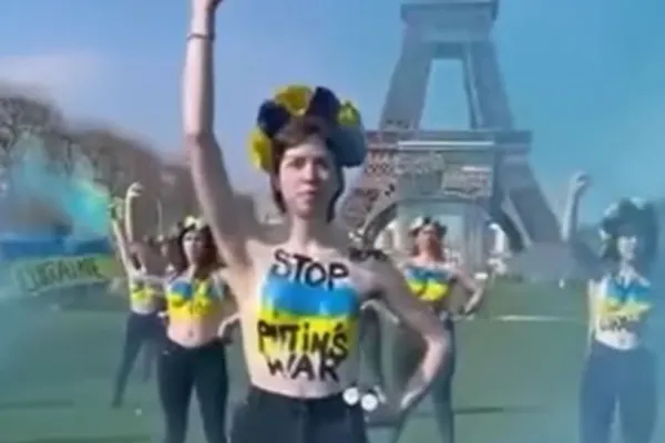VIDEO | Protest topless al feministelor din Paris față de războiul din Ucraina