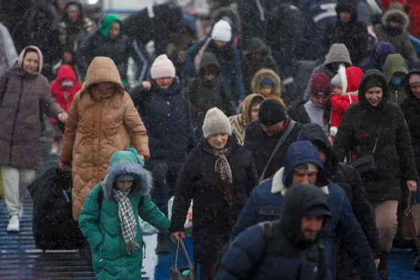 Ucrainenii continuă să fugă din calea trupelor lui Putin: peste 9.800 de refugiați au intrat, luni, în România
