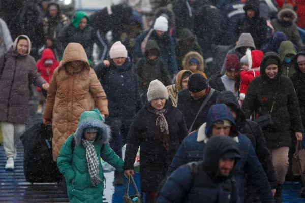 Ucraina ACUZĂ mutarea CINICĂ a Kremlinului: Evacuarea refugiaților pe coridoare ce duc doar în Rusia și Belarus