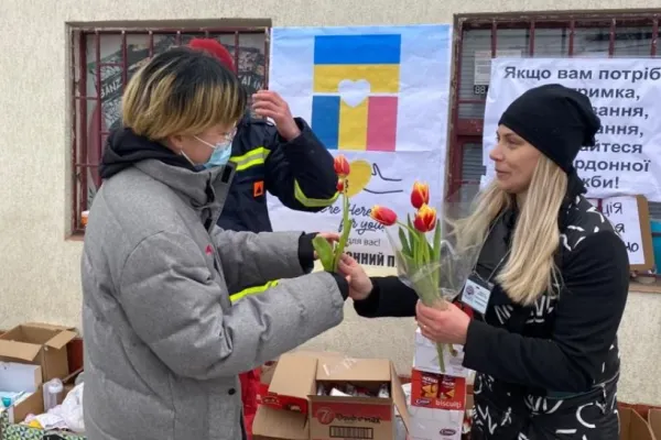 Refugiaţii din Ucraina, primiţi la Iași cu mărţişoare şi flori