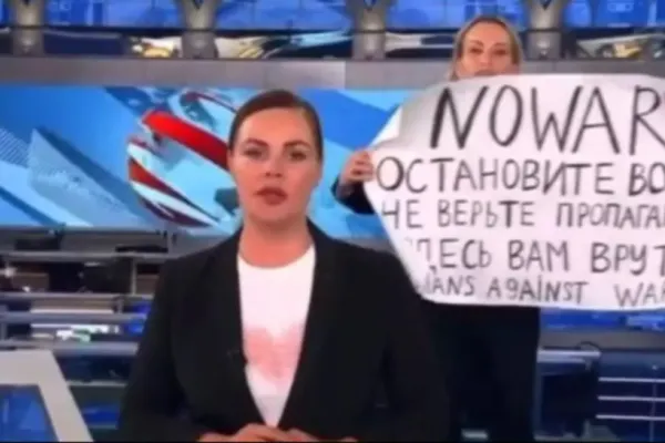 Marina Ovsiannikova, după arestare la Moscova: "Nu regret nimic". Kremlinul o acuză de "huliganism"- Ce s-a întâmplat cu contul de Twitter al jurnalistei