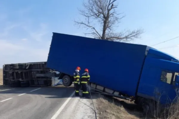 TIR încărcat cu ajutoare pentru Ucraina, RĂSTURNAT în județul Iași: trafic BLOCAT