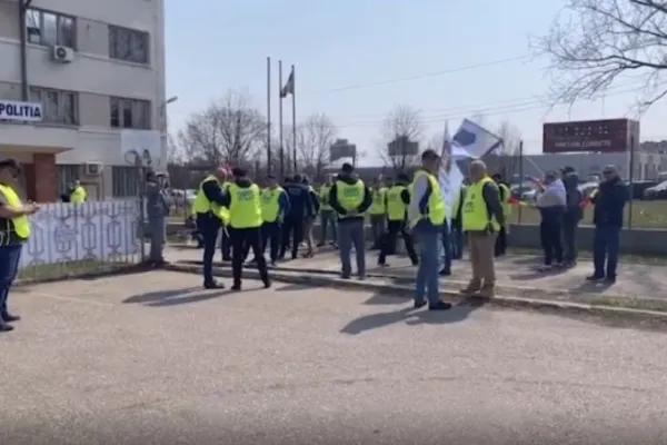 Zeci de polițiști din Mangalia au protestat în fața sediului. Agenții cer demiterea șefului