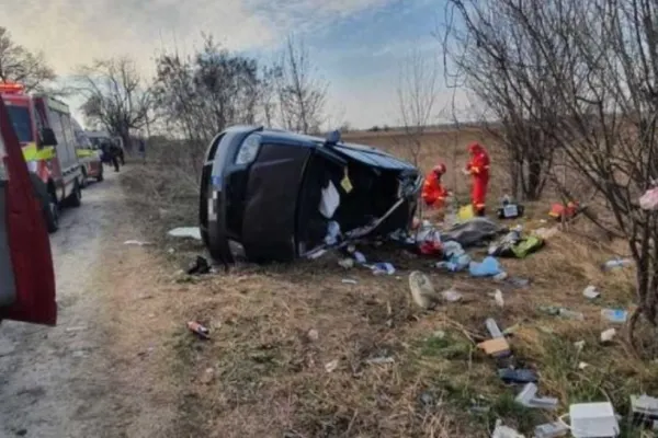 Accident teribil în Dâmboviţa: 1 mort și 2 răniți, dintre care un copil, după ce o mașină s-a izbit de un TIR