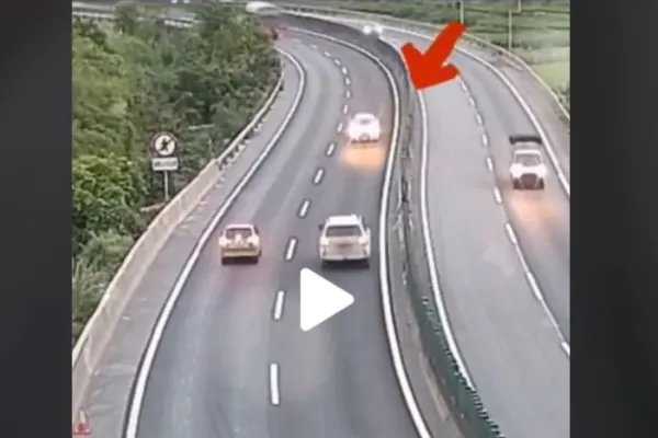 VIDEO – Accident spectaculos pe o autostradă – Cum a reacționat un șofer când s-a trezit cu un autoturism pe contra-sens
