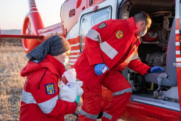 Operațiune complexă de salvare. Doi bebeluși de câteva zile, din Ucraina, aduși în România (FOTO)