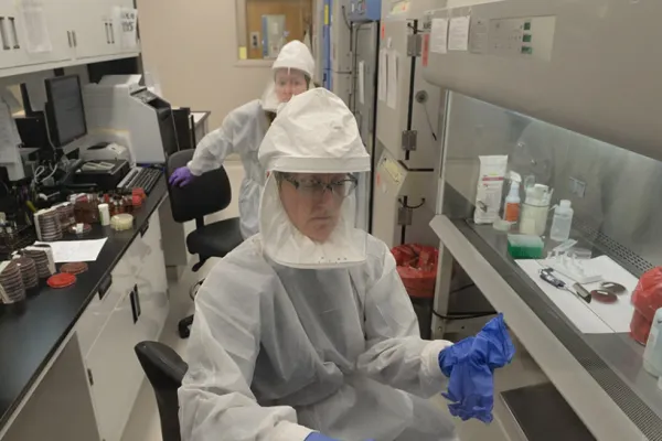 Rusia susține că are probe privind armele biologice "fabricate" de americani în Ucraina