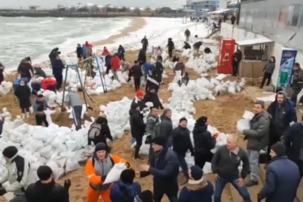 Civilii din Ucraina pregătesc baricade din nisip pentru a se apăra de armata rusă - Noi imagini impresionante