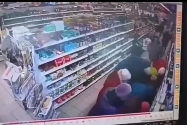 IMAGINI incredibile într-un magazin din Rusia: zeci de oameni se îmbulzesc pentru a prinde o pungă cu zahăr - VICTIMELE lui Putin