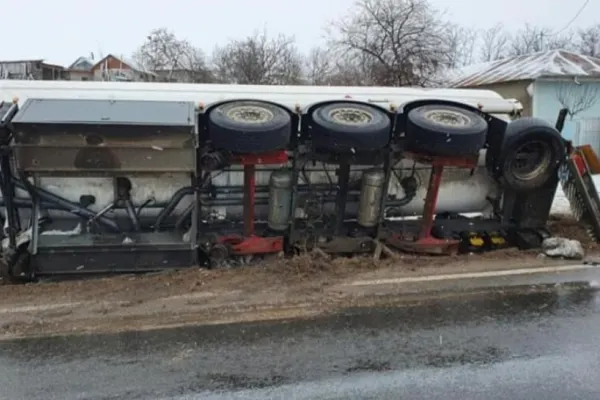 Cisternă plină cu motorină, răsturnată pe DN 25, între Galați și Tecuci