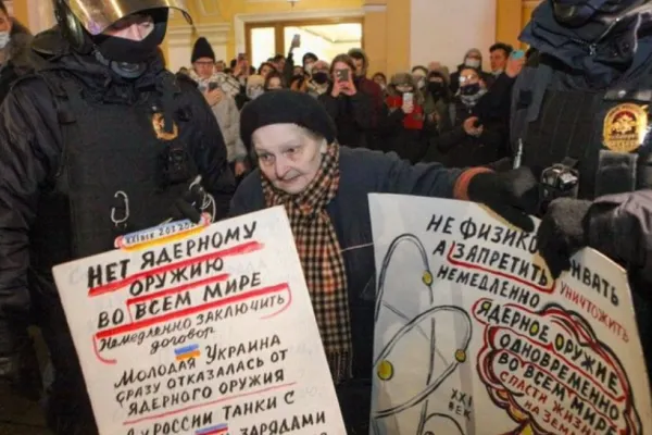 VIRAL. Imagini emoționante în Rusia: Supraviețuitoare a celui de-Al Doilea Război Mondial, în aplauzele tinerilor la protestele contra invaziei din Ucraina