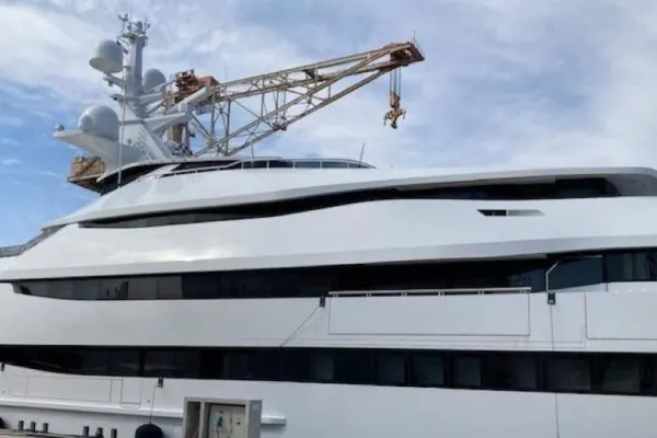 Boss-ul ROSNEFT, gigantul petrolier al lui Putin, lăsat pe uscat. Franța i-a confiscat un super iaht