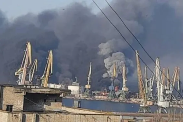 Război în Ucraina. Incendiu puternic în portul Berdiansk - Mai multe rezervoare cu combustibil ar fi fost aruncate în aer- VIDEO
