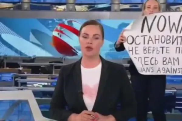 Jurnalista care a apărut în Rusia, în timpul unui jurnal în direct, cu un mesaj împotriva războiului din Ucraina, a fost ARESTATĂ