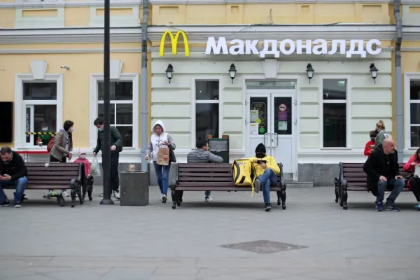 Cozi interminabile la restaurantele McDonald's din Rusia, după anunțul închiderii acestora