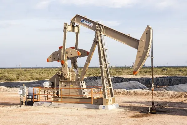Marea Britanie va stopa importurile de petrol din Rusia până la finalul anului 2022