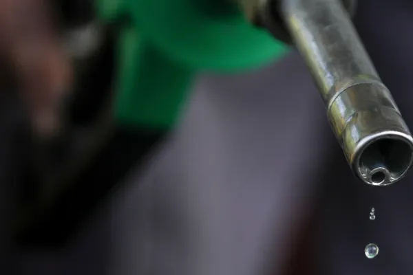 Carburanții au sărit de 10 lei litrul. Sfat de la consilierul lui Nicușor Dan: „Cineva trebuie să consume mai puțin!”