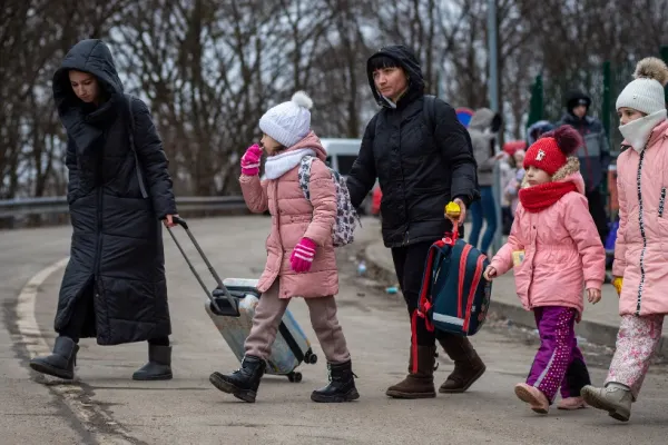 Zeci de copii din Ucraina, însoţiţi de femei, au cerut azil în România