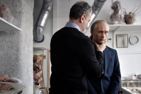 FOTO | Muzeul de ceară din Paris scoate de la expoziție statuia lui Putin, în semn de protest față de invazia rusă