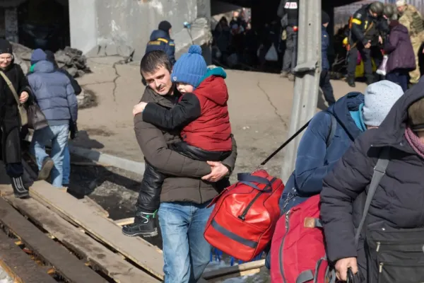 Ucraina deschide culoarele umanitare pentru evacuarea civililor - Trebuie deminat traseul spre Mariupol, blocat și devastat de ruși