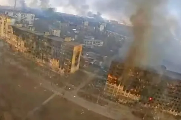 RUȘII trag cu furie în femei și copii în cel mai devastat oraș din Ucraina - Bazinul de înot din Mariupol, bombardat | VIDEO