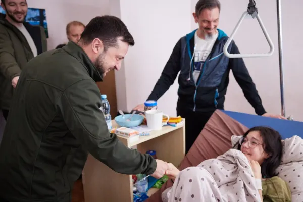 VIDEO | O adolescentă din Ucraina a fost împușcată de 12 ori, după ce și-a apărat fratele mai mic. Zelenski a vizitat-o în spital