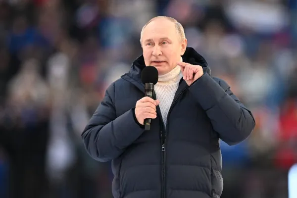 GALERIE În timp ce rușii nu mai au bani de mâncare, Putin a venit în fața lor cu o geacă de 12.000 de euro