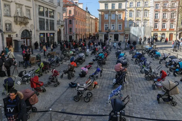 Imagini emoționante la Liov: 109 de cărucioare goale așezate în centrul orașului în memoria copiilor uciși în infernul din Ucraina