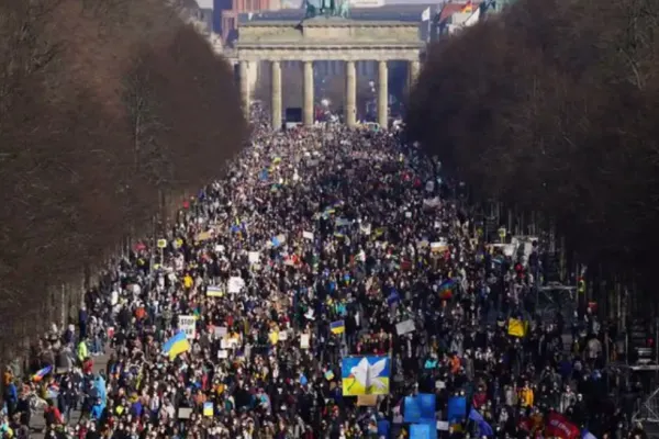 IMAGIN fabuloase cu protestul germanilor împotriva războiului din Ucraina - Aproape 30.000 de oameni, la Berlin