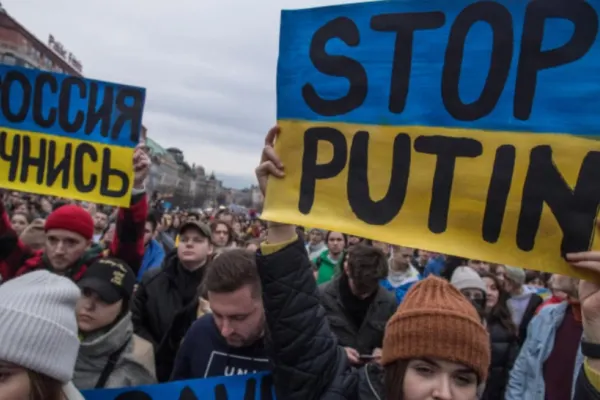 Protest la Ambasada Rusiei din Bucureşti, împotriva invaziei ruse din Ucraina! Manifestanţii strigă: „Fasciştii!”, „Putin criminal!”