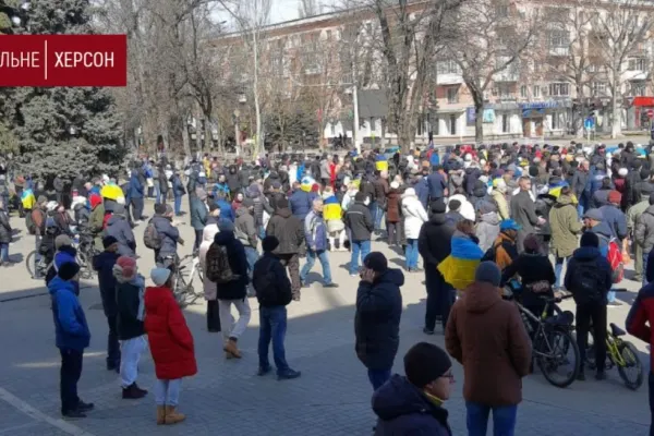 VIDEO Proteste în mai multe orașe ucrainene aflate sub ocupația trupelor rusești