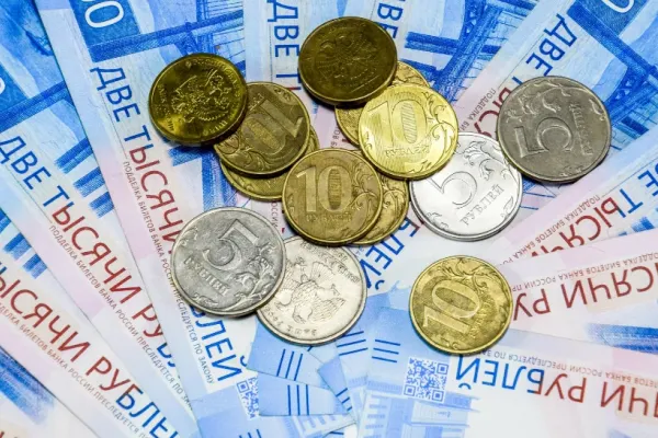 Agențiile de rating au retrogradat Rusia în categoria ţărilor care riscă să nu poată să-şi plătrească datoria