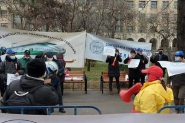 CEFERIȘTII protestează în fața Ministerului Transporturilor și amenință cu greva generală - De ce ACUZĂ guvernanții