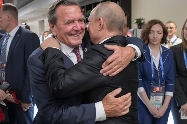 Gerhard Schroeder a discutat cu preşedintele Vladimir Putin în încercarea de a pune capăt războiului
