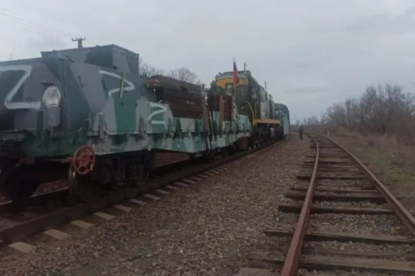 Rusia a mutat un tren blindat și plin de armament în Ucraina - VIDEO