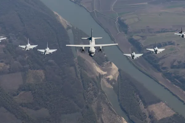 "Ciocnire" între forțele NATO și cele rusești! Avioanele NATO au decolat de patru ori în 20 de zile pentru a intercepta avioane de război ale Moscovei - presă