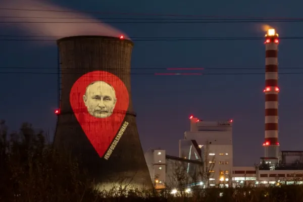 PROTEST împotriva lui Putin, la Ploiești: activiștii cer OPRIREA importurilor de gaze din Rusia