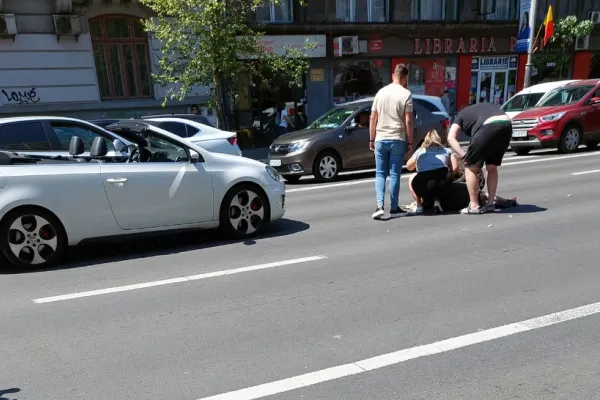 Femeie spulberată pe trecerea de pietoni pe Bulevardul Magheru din Capitală