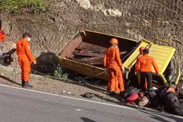 Accident înfiorător în Indonezia - Au murit cel puțin 16 persoane, printre care și un copil