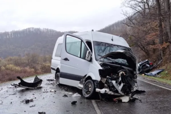 Accident teribil în Cluj: 5 VICTIME în urma impactului dintre un microbuz şi un autoturism