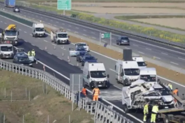 Accident teribil în Italia: 2 români morți și alți 2 răniți, după ce microbuzul în care se aflau a fost strivit de o cisternă – Cod galben de intervenție