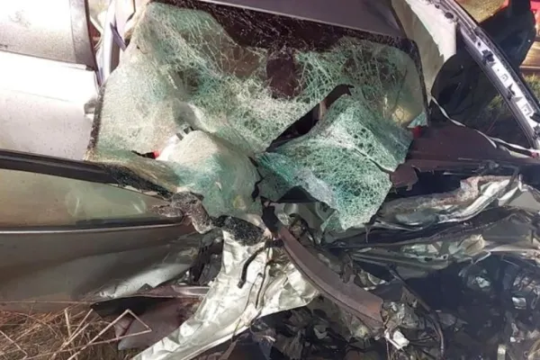 FOTO | Accident teribil între un autoturism şi două TIR-uri, în Ialomiţa. O persoană a murit