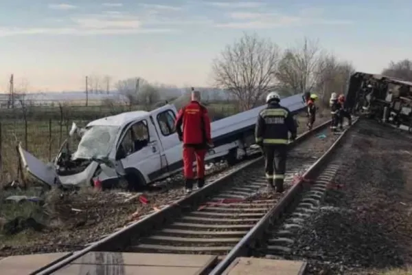 FOTO | Accident feroviar în Ungaria: Cel puțin 5 morți și 10 răniți, după ce un tren a lovit o camionetă