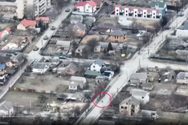 VIDEO | Momentul în care soldații ruși trag într-un biciclist, în Bucha - Imagini filmate cu drona